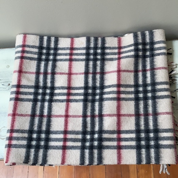 Classic Cashmere Burberry scarf - Picture 2 of 5
